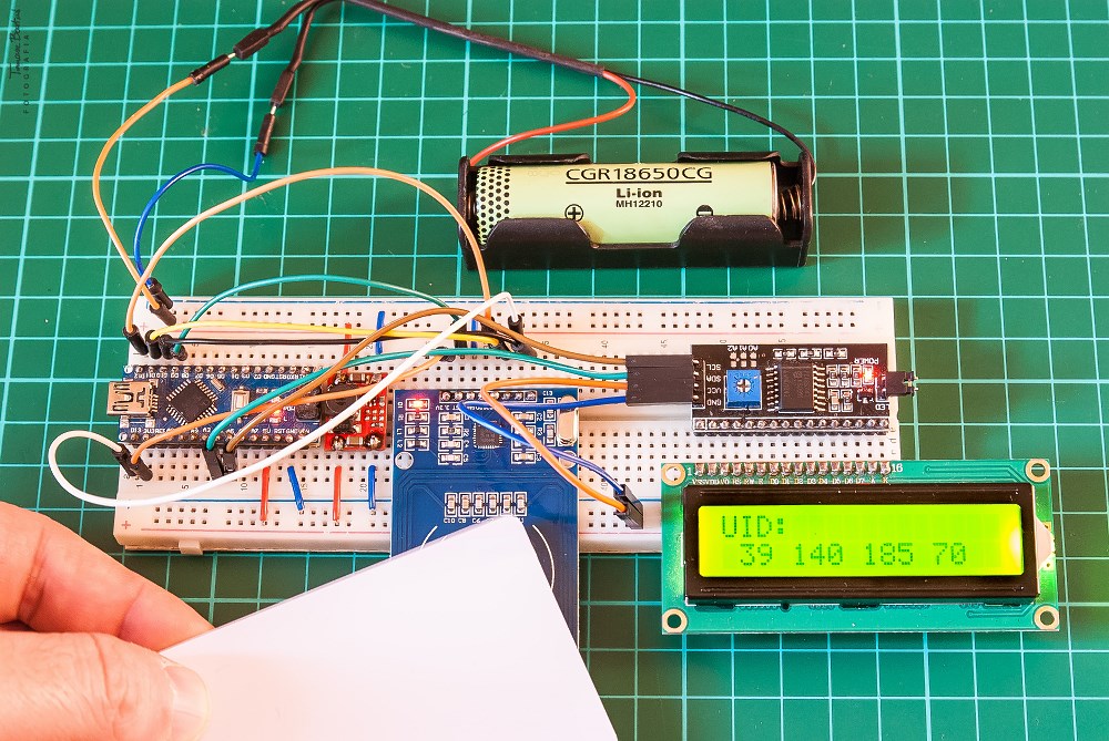 Układ rejestratora RFID RC522 z wyświatlaniem etykiety UID na ekranie LCD
