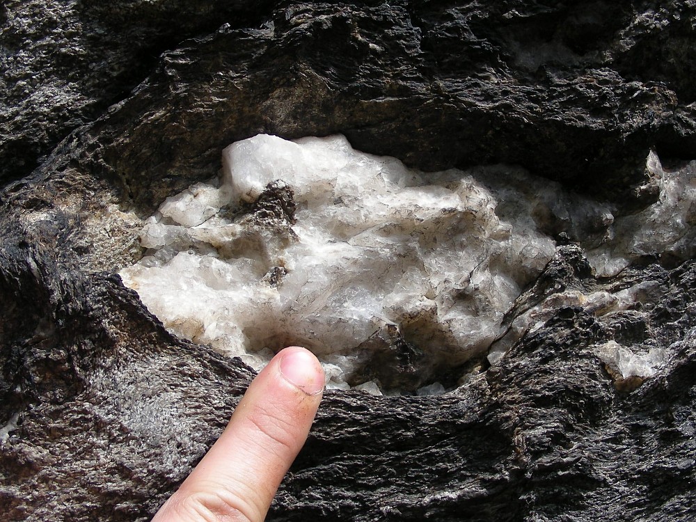 Soczewka kwarcu w łupku łyszczykowym, Rogóżka, metamorfik Lądka-Śnieżnika (Sudety)