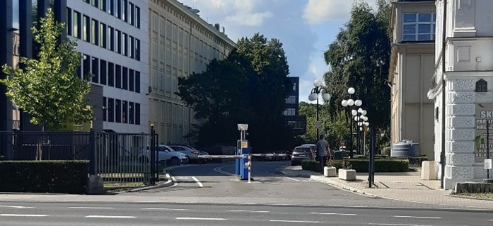 Wjazd na parking od strony ulicy Czarnowiejskiej